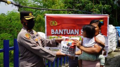 Berbagi Senyuman dengan Warga Sekitar Kantor, Polres Semarang Bagikan Sembako