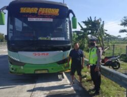 Berikan Pelayanan Kepada Masyarakat Anggota Unit Lantas Polsek Tingkir Laksanakan Pamturlalin Di Lokasi Bus Mogok