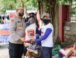 Bersama Mahasiswa Polres Salatiga Bagikan Beras Kepada Masyarakat