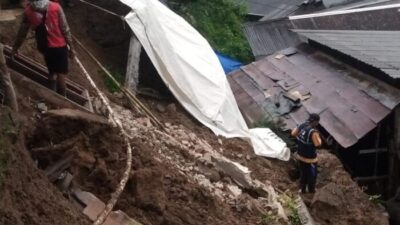 Breaking News! Talud Longsor di Lawen Banjarnegara Timpa Tiga Rumah, Warga Dihimbau Waspada