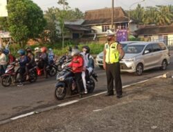 Cegah Kemacetan, Anggota Pos Polisi Kecandran Lakukan Pengaturan Lalu Lintas
