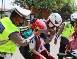 Dapati Pelajar Tak Pakai Helm Saat Dibonceng Sepeda Motor, Polisi Beri Helm Gratis