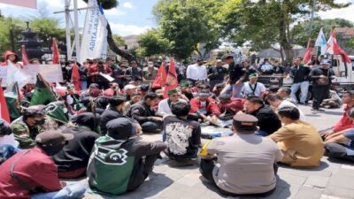 Demo Tolak Kenaikan Harga BBM, Ketua DPRD Salatiga Ditantang Tandatangani Perjanjian dengan Massa Elemen Mahasiswa