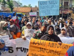 Dituding Selingkuh, Kades Lengkong Banjarnegara Didemo Ratusan Warganya Diminta Mundur