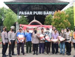 Gandeng Ormas dan Mahasiswa, Polres Pati Bagikan 300 Paket Beras Pada Masyarakat