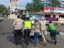 Hindari Kemacetan, Anggota Pos Polisi Kecandran Bantu Dorong Mobil Warga Yang Mogok