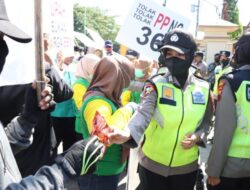 Aksi Simpatik, Polwan Polres Demak Bagikan Air Mineral Kepada Demonstran