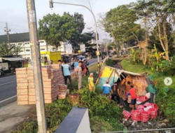 Inalillahi, Sebuah Truk Pegangkut Onderdil Terjun ke Saluran Irigasi di Banjarnegara