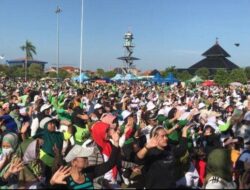 Keseruan Enam Ribuan Orang Senam Bersama di Lapangan Simpang 6 Kabupaten Demak