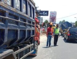 Kesiagaan Anggota Unit Lantas Polsek Tingkir Bantu Kelancaran Proyek Pembuatan Saluran Air Di Jalan Soekarno – Hatta