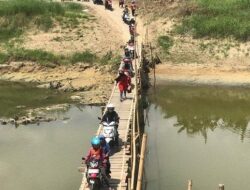 Menantang Maut! Pemotor di Demak Harus Lewat Jembatan Bambu Demi Perpendek Jarak Tempuh 20 Km