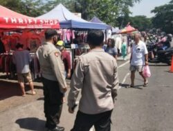 Patroli Di Pasar Tiban, Unit Samapta Polsek Sidomukti Tekankan Pengunjung Dan Pedagang Waspada Aksi Kejahatan