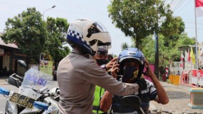 Pelajar Tak Pakai Helm Saat Dibonceng Motor Orangtuanya, Polisi Berikan Helm Gratis