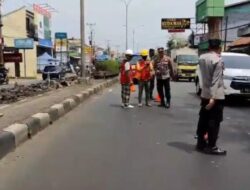 Personel Polsek Batang Kota Atur Lalu Lintas Saat Perbaikan Jalan