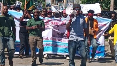 Polisi Kawal Demo Mahasiswa Nduga Atas Kasus Mutilasi 4 Warga Sipil Oleh Oknum TNI