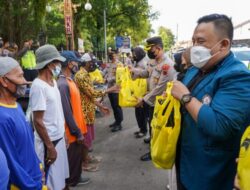 Polres Batang Bersama Mahasiswa Bagikan Ratusan Paket Sembako ke Warga Terdampak Kenaikan BBM