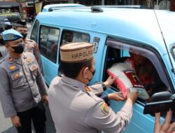 Polres Salatiga Bersama Mahasiswa Bagikan Bansos di Jumat Berkah