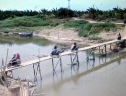 Potret Warga Bertaruh Nyawa Seberangi Jembatan Darurat di Sungai Perbatasan Demak-Kudus