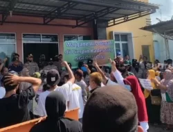 Ratusan Warga Banjarnegara Geruduk Balai Desa Lengkong, Tuntut Kades Turun Jabatan Karena Ketahuan Mesum