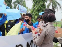 Simpatik, Polisi di Pemalang Bagikan Air Mineral ke Mahasiswa yang Demo Kenaikan Harga BBM