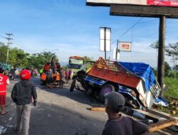 Truk Angkut Kelapa Seruduk Motor di Jalan Lingkar Salatiga, 3 Orang Meninggal