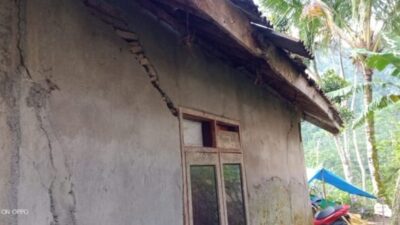 Waspada! Tanah Bergerak di Pandanarum Banjarnegara, Dua Rumah Retak-Retak dan Amblas di Bagian Lantai