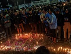 500 Suporter Demak Hidupkan Lilin di Alun-alun Simpang 6 Simbol Penghormatan Korban Kanjuruhan