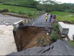 Akibat Sungai Banjir Jembatan Penghubung 2 Kecamatan di Banjarnegara Ambrol