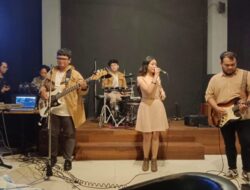 Alunan Indie Pop Savory Band Hipnotis Pengunjung Café Beer House AZYX Semarang