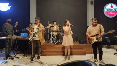 Alunan Indie Pop Savory Band Hipnotis Pengunjung Café Beer House AZYX Semarang
