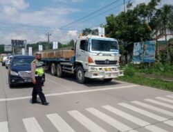 Anggota Unit Lantas Polsek Tingkir Pantau Pertigaan Exit Tol Salatiga Waspadai Kepadatan Arus Saat Week End