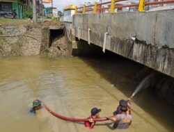 Antisipasi Banjir, Personel Polsek Batangan Bersihkan Endapan di Sungai Gedong Raci