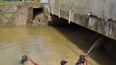 Antisipasi Banjir, Personel Polsek Batangan Bersihkan Endapan di Sungai Gedong Raci
