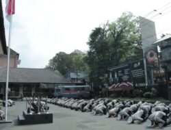 Doakan Korban Tragedi Kanjuruhan, Jajaran Polresta Malang Kota Sujud Masal