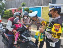 Beri Apresiasi Pengguna Jalan Tertib Berkendara, Sat Lantas Polres Semarang Berikan Hadiah