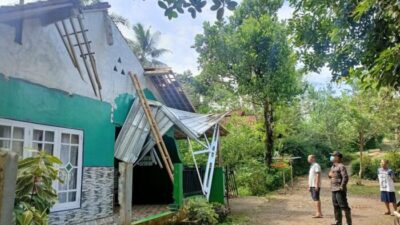 Bruk! Rumah Warga Kaliwungu Banjarnegara Tertimpa Pohon Kelapa