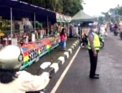 Anggota Lantas Polsek Sidomukti Lakukan Pengaturan Lalin di Pasar Tiban