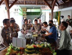 Datangi Rumdin Dandim Salatiga pagi hari, Kapolres Semarang Berikan Kejutan HUT TNI Ke-77