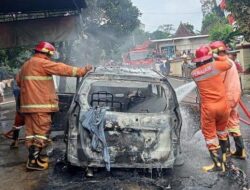 Dekat Dengan Pembakaran Sampah, Satu Mobil di Salatiga Hangus Terbakar