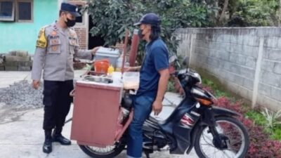 Dialogis Dengan Pedagang Siomay, Bhabinkamtibmas Kecandran Himbau Tidak Gunakan Bahan Pengawet