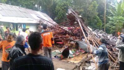 Diguyur Hujan Badai, Rumah Warga Pemalang Ambruk