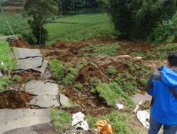 Hujan Deras, Jalan Penghubung Antar Desa di Banjarnegara Amblas Sepanjang 100 Meter