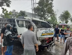 Akibat Jalan Licin, Truk di Banjarnegara Oleng dan Hantam Truk Lain