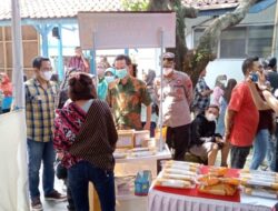 Saat Bazar Pangan Murah, Kapolsek Batang Kota Ajak Warga Disiplin Prokes dan Ikut Vaksinasi