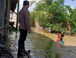 Kapolsek Pantau luapan Air Sungai Yang Menggenangi Puluhan Rumah Warga