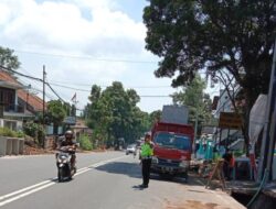 Kelancaran Arus Lalulintas Di Sekitar Proyek Pembuatan Saluran Air Jalan Soekarno – Hatta Mendapat Perhatian Panit Lantas Polsek Tingkir