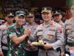 Momem HUT Ke-77 TNI, Kapolres Banjarnegara Menyuapi Dandim 0704