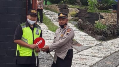 Panit Binmas Polsek Tingkir Berikan Bantuan Alat Pengatur Lalulintas Pada Security SMP Negeri 8 Salatiga