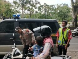 Patroli Di Halaman Parkir Masjid Darul Amal, Unit Samapta Polsek Sidomukti Ingatkan Juru Parkir Waspadai Curanmor