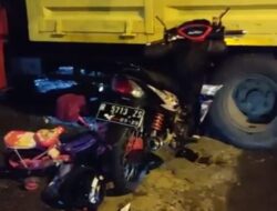 Pemotor Membawa Sepeda Ontel Hantam Truk Hingga Luka Parah di Banjarnegara